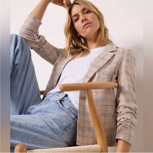 NWT Evereve Asher Plaid Blazer Size: Large
Color: Beige & Gray Black